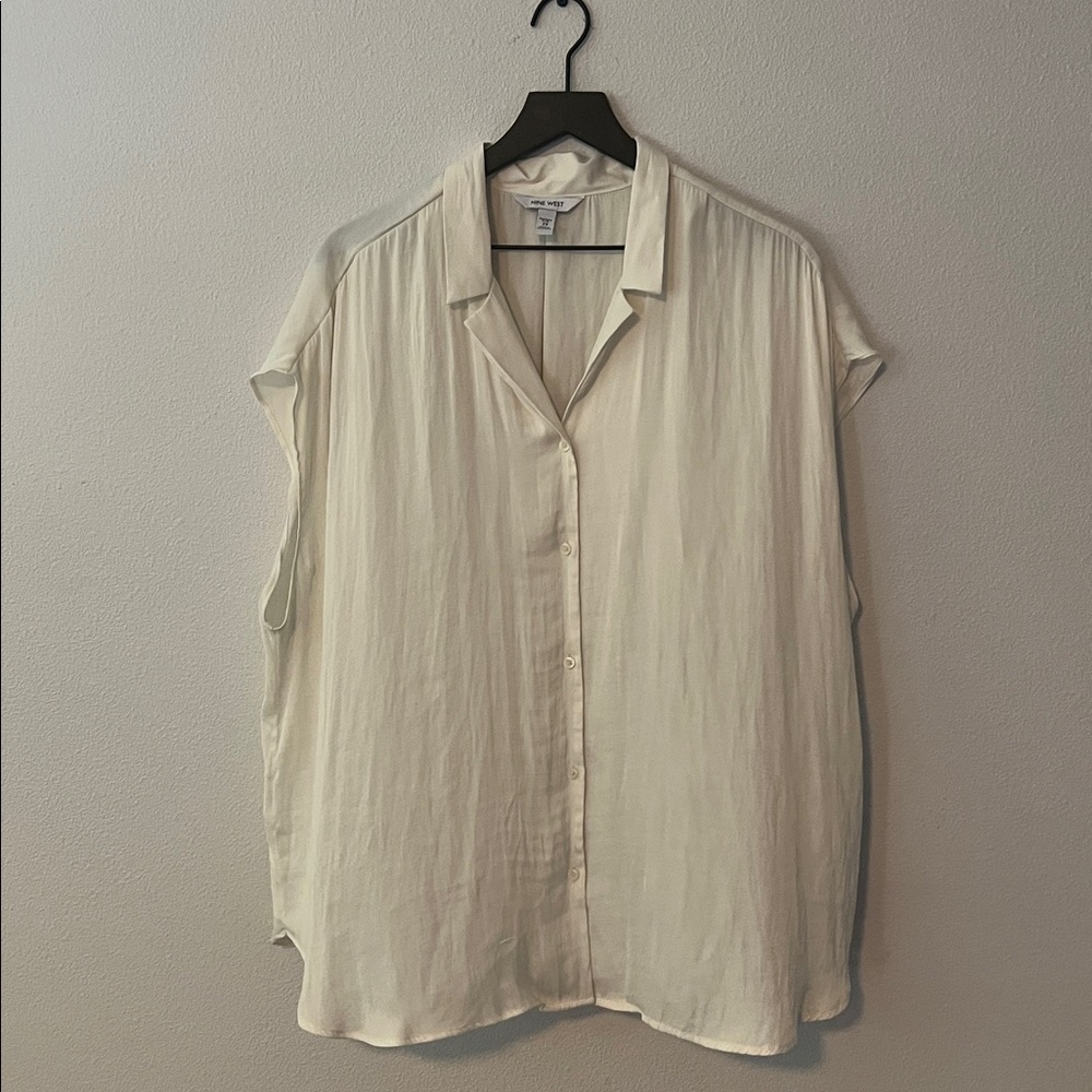 Casual Women’s Plus Cream & Black Button-Up Blouses